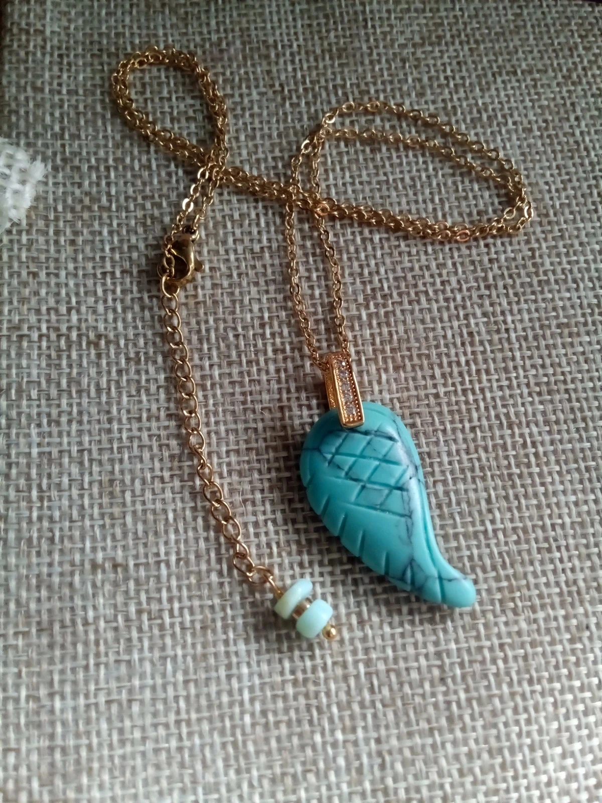 Collier aile pierre howlite et pierres d'opale bleu
